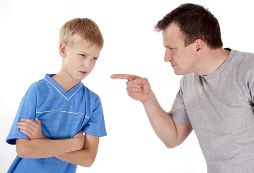 Niño regañado mal comportamiento