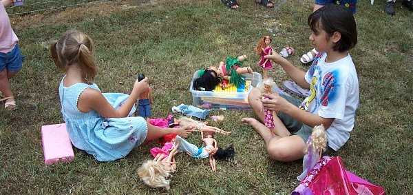 niñas jugando con muñecas